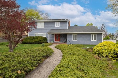 Welcome to this beautifully updated Side Hall Colonial in the - photo 1