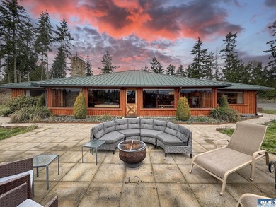 Mid-Century Rustic Charm Meets Modern Luxury! This beautifully - photo 4