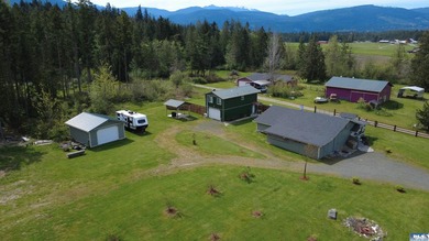 Welcome to this beautifully crafted single-level rambler on 5 - photo 2