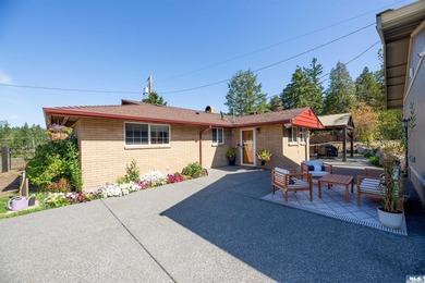Welcome to this beautifully crafted single-level rambler on 5 - photo 3