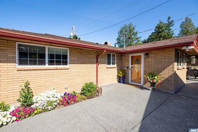 Welcome to this beautifully crafted single-level rambler on 5 - photo 4