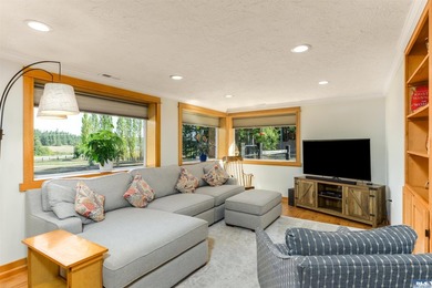 Welcome to this beautifully crafted single-level rambler on 5 - photo 6