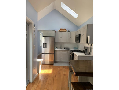 Cozy 3 room house. 2 bedroom 1 bathroom, Bungalow. Updated - photo 3