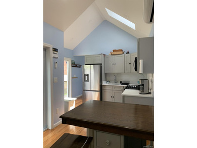 Cozy 3 room house. 2 bedroom 1 bathroom, Bungalow. Updated - photo 4