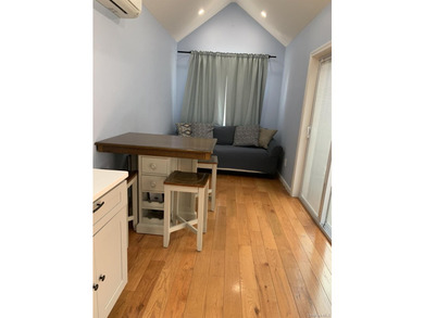 Cozy 3 room house. 2 bedroom 1 bathroom, Bungalow. Updated - photo 5