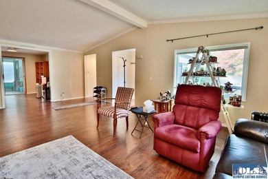 Welcome to your serene retreat in Parkwood Estates, a peaceful - photo 5