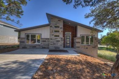 Lake Home For Sale in Canyon Lake, Texas