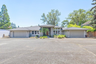 Lake Home For Sale in Grants Pass, Oregon