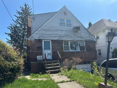 Handyman Special in the Heart of Whitestone. Needs Updating and - photo 1