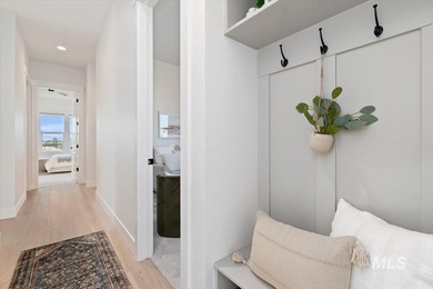 Welcome to The Alder at Valor, where modern design meets the - photo 33