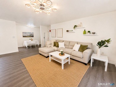Move right into this beautifully updated 1-bedroom, 1-bath condo - photo 2