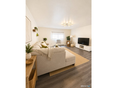 Move right into this beautifully updated 1-bedroom, 1-bath condo - photo 4