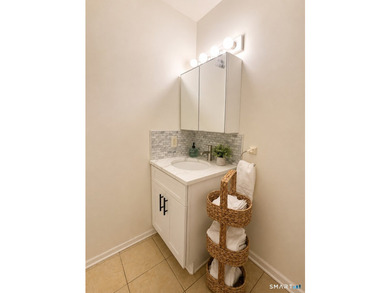 Move right into this beautifully updated 1-bedroom, 1-bath condo - photo 9