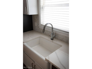 Welcome to 1457 W 52nd, a beautifully renovated 3-bedroom, 3 - photo 15