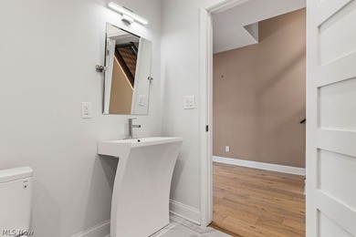 Welcome to 1457 W 52nd, a beautifully renovated 3-bedroom, 3 - photo 19