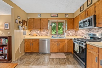 Meticulously maintained 4 bedroom and 2.5 bath split-level in - photo 9