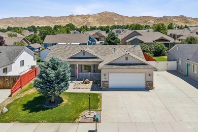 Welcome to this beautifully maintained 3-bedroom, 2-bath - photo 2