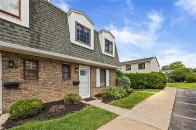 Brighton welcomes you home to this beautifully updated end-unit - photo 3