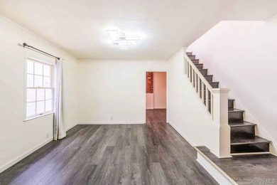 Welcome to this beautifully maintained single-family home - photo 12