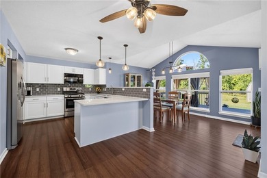 Welcome to this beautifully updated 3-bedroom, 2.5-bath - photo 7