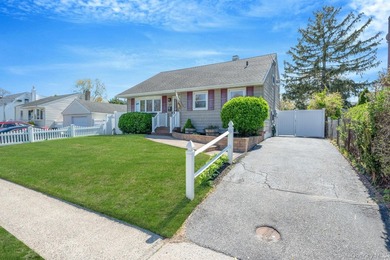 Immaculate, move-in ready multi-level home located in the heart - photo 3