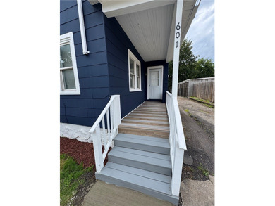 Welcome home to this beautifully remodeled 3 bedroom, 1 bathroom - photo 2