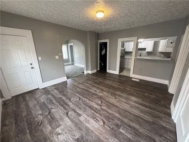Welcome home to this beautifully remodeled 3 bedroom, 1 bathroom - photo 4