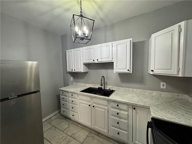 Welcome home to this beautifully remodeled 3 bedroom, 1 bathroom - photo 7