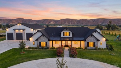 Experience 5 acres of space and a custom-built residence - photo 1
