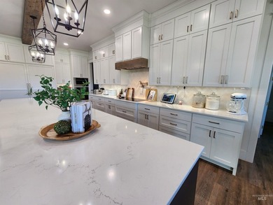 Experience 5 acres of space and a custom-built residence - photo 6