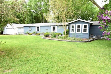 Waterfront living on Trestle Works Bay with a true fish-spawning - photo 2