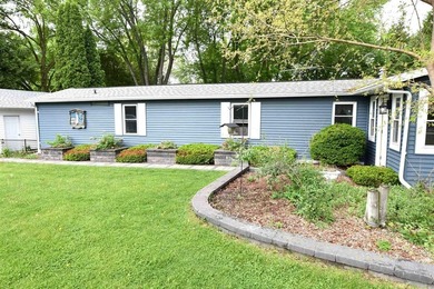 Waterfront living on Trestle Works Bay with a true fish-spawning - photo 3