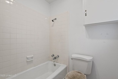 QUITELY NESTLED ON A PEACEFUL CUL-DE-SAC IN A HIGHLY DESIRABLE - photo 13