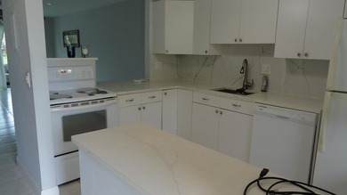 Beautifully remodeled 2-bedroom, 2-bath villa located in the - photo 30