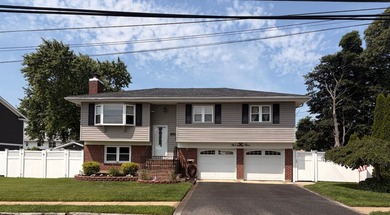 This Beautiful Well Maintained Home Perfectly Landscaped Front & - photo 1