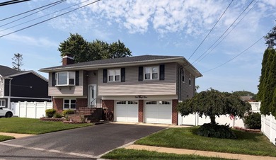 This Beautiful Well Maintained Home Perfectly Landscaped Front & - photo 2