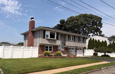This Beautiful Well Maintained Home Perfectly Landscaped Front & - photo 3