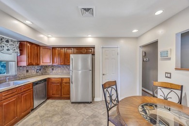 This Beautiful Well Maintained Home Perfectly Landscaped Front & - photo 6