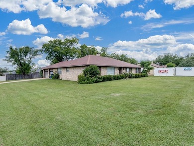 INVESTOR SPECIAL WITH HUGE POTENTIAL! Massive corner lot - photo 3