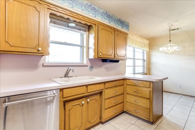 INVESTOR SPECIAL WITH HUGE POTENTIAL! Massive corner lot - photo 8