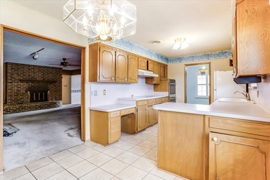INVESTOR SPECIAL WITH HUGE POTENTIAL! Massive corner lot - photo 9