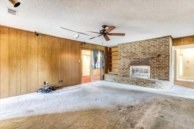 INVESTOR SPECIAL WITH HUGE POTENTIAL! Massive corner lot - photo 10