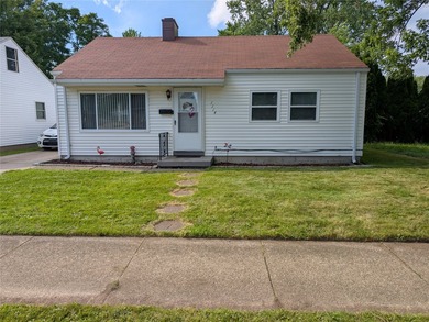 Welcome to this conveniently located home in Southwest Erie - photo 1