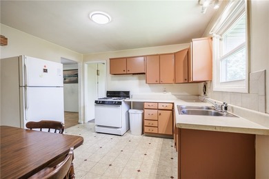 Opportunity awaits in this charming 4-bedroom, 1.5-bath ranch - photo 5