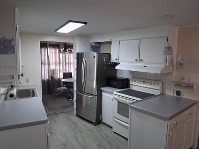 Welcome to beautiful Hudson, Florida. This charming 2-bedroom - photo 5