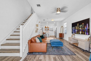 Stunning and desirable END-UNIT townhome in the gated community - photo 11