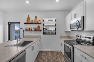 Stunning and desirable END-UNIT townhome in the gated community - photo 20