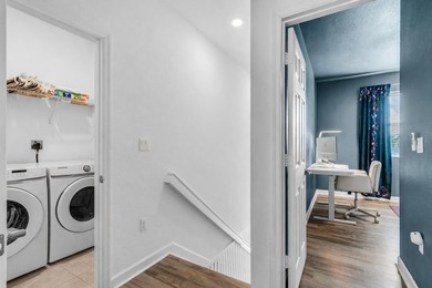 Stunning and desirable END-UNIT townhome in the gated community - photo 23