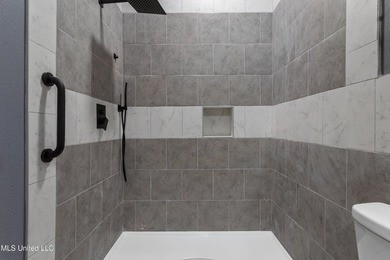 Welcome home to this beautifully renovated gem! Light-filled - photo 31