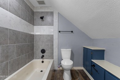 Welcome home to this beautifully renovated gem! Light-filled - photo 39